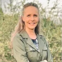 Dr Robyn Lynette